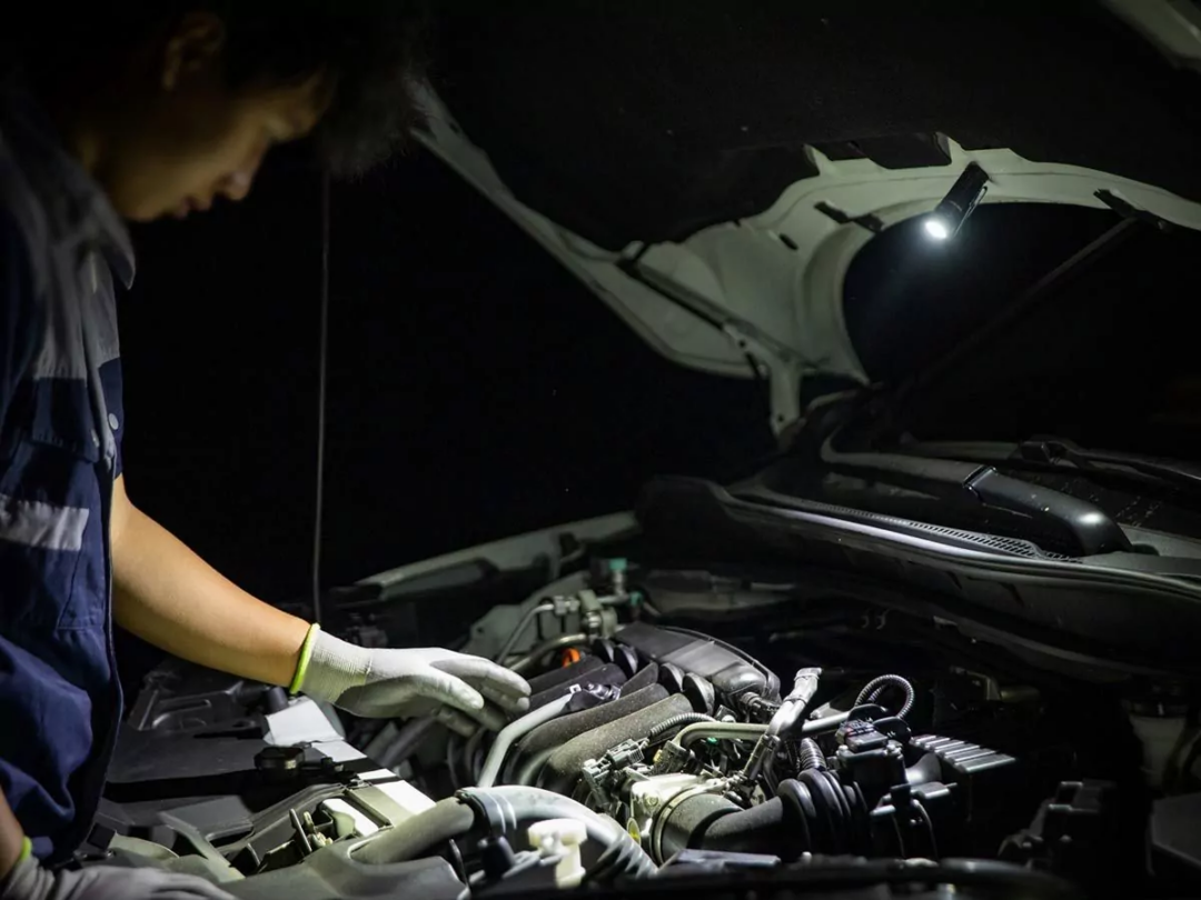 Olight Baton 4 Premium Rechargeable LED Flashlight – 1300 Lumens – Includes 1 x 16340 and Charging Case - Image 16